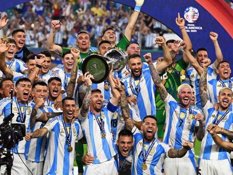 Abrazos y emotivas despedidas: el festejo de Argentina, bicampeón de Copa América