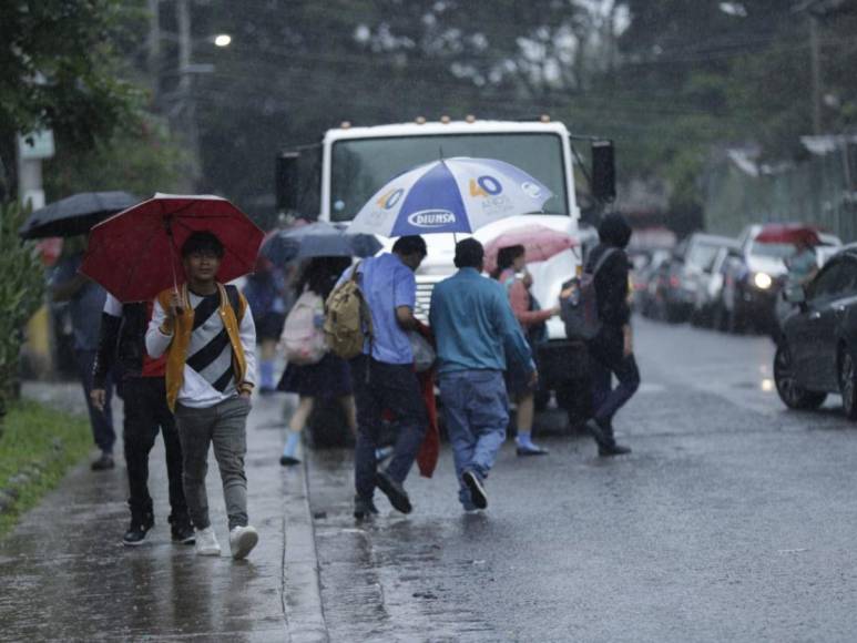 Fuertes lluvias oscurecen Tegucigalpa en pleno mediodía este martes