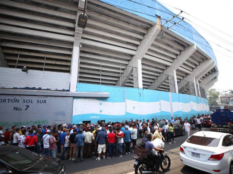 Empujones, gritos y desorden: caos genera compra de boletos para final Olimpia contra Olancho FC en el Estadio Nacional