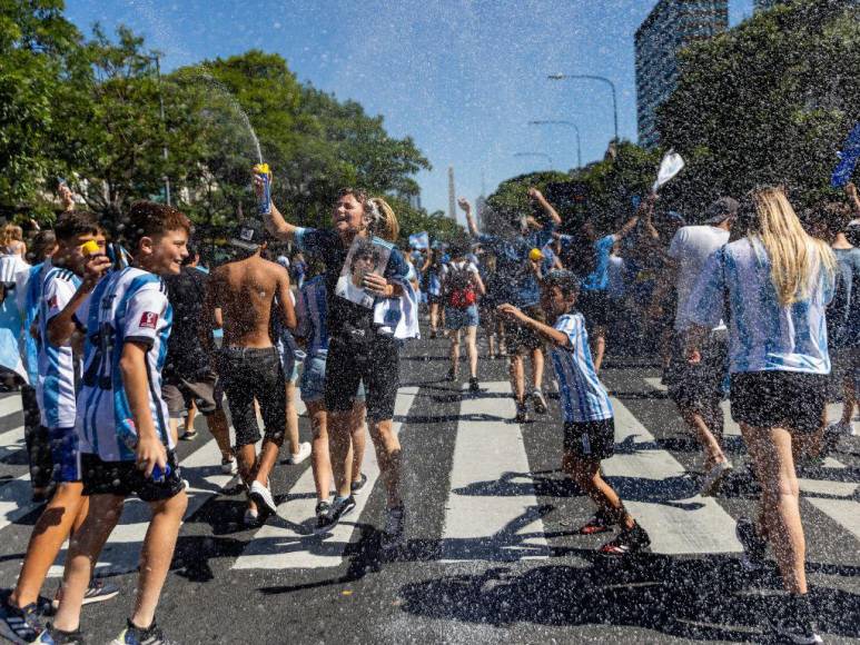 ¡Locura total! Así celebran los argentinos su tercera Copa del Mundo