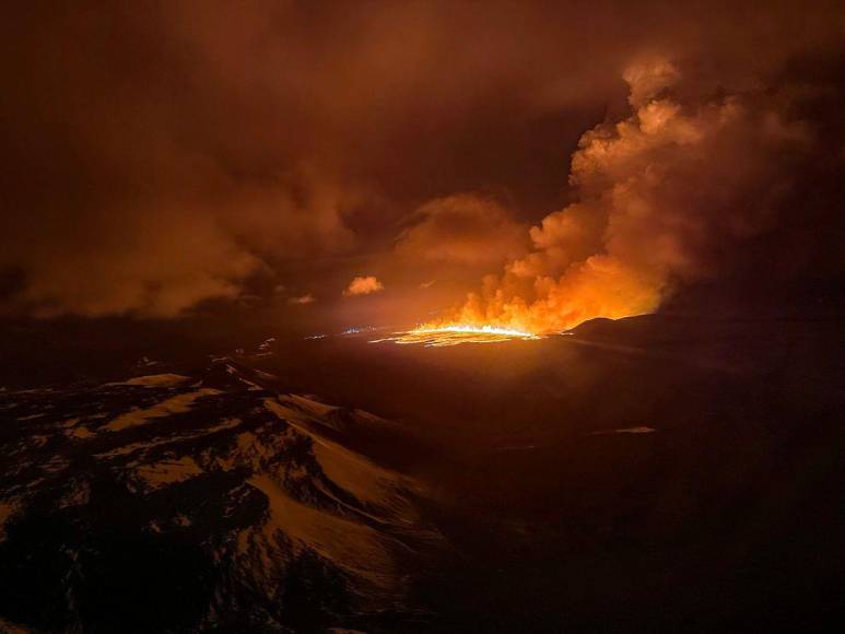 Imágenes de la erupción volcánica en Islandia; miles de personas fueron evacuadas