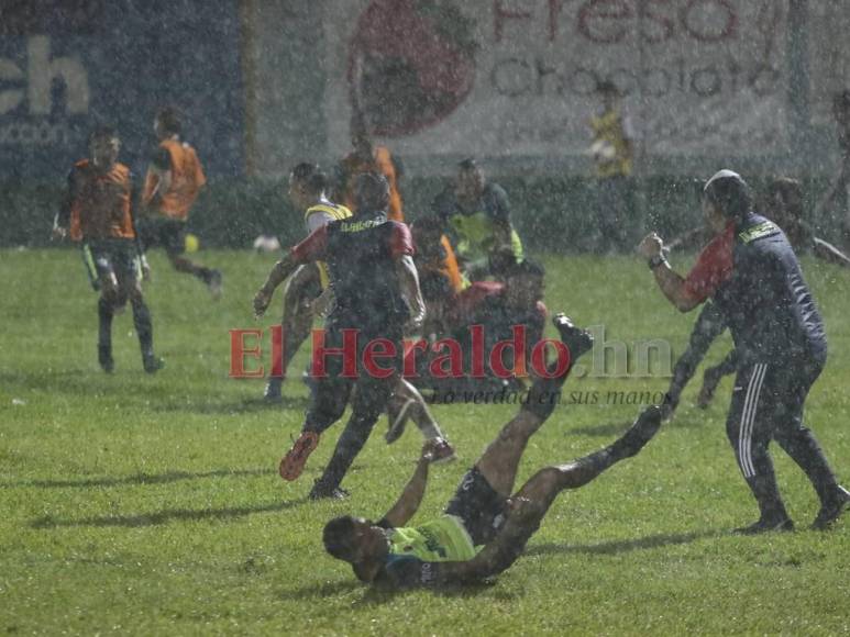 Bajo la lluvia de una noche mágica, Olancho FC festeja ascenso a la Primera División (FOTOS)