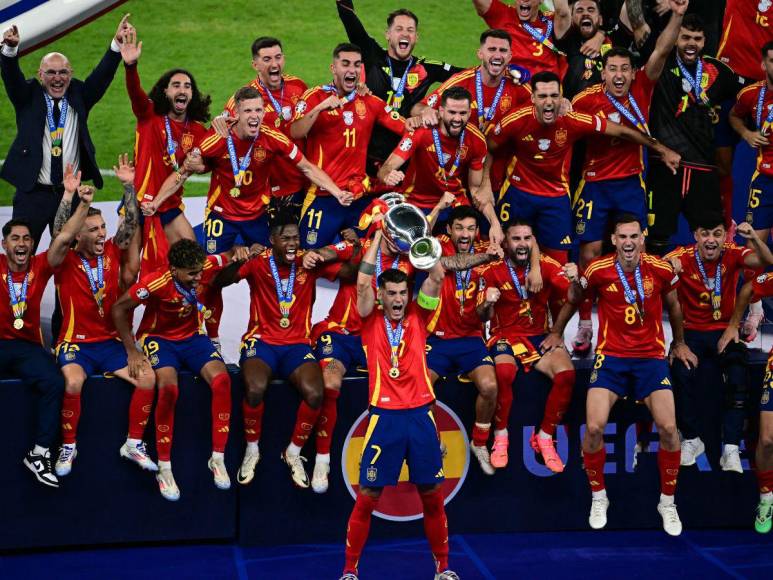 Eufórico festejo de España tras conquistar la cuarta Eurocopa de su historia