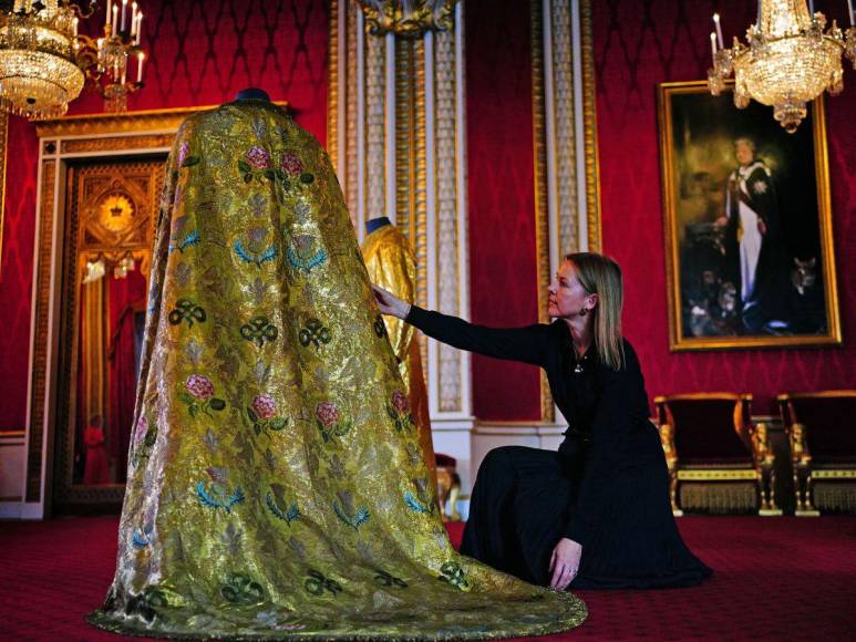 Oro y bordados, las lujosas prendas ceremoniales que se usarán en la coronación de Carlos III