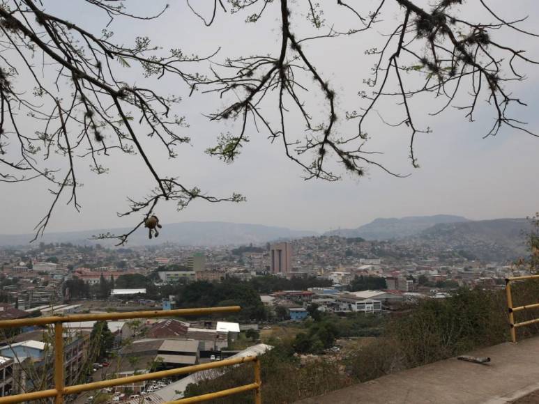 Así se ve la capital escondida en una nube de humo