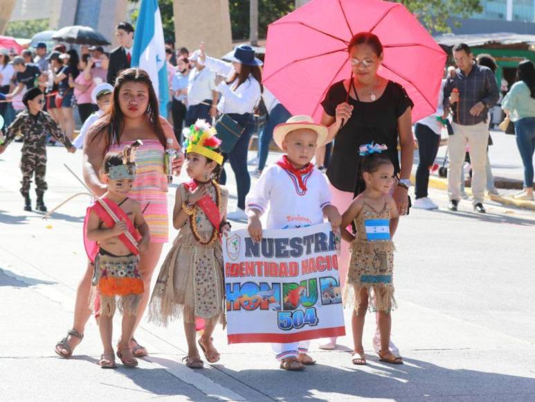 Alumnos de educación prebásica y básica derrochan patriotismo y ternura en las calles de la capital