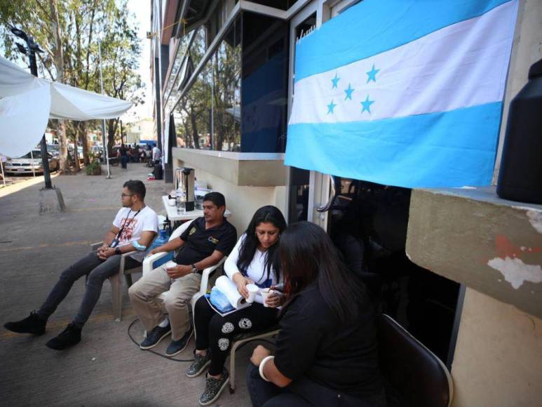 Con piñata y partido de fútbol, empleados de Medicina Forense paralizan labores y exigen aumento de salarios