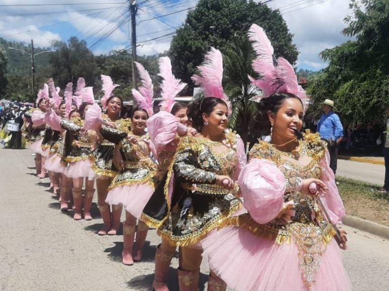 Con hermosas palillonas, juegos tradicionales y representaciones culturales, Danlí celebra la Independencia de Honduras