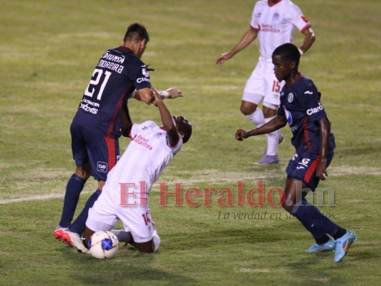 Zafarrancho, polémica y un emotivo saludo: Las imágenes que dejó el Motagua-Olimpia