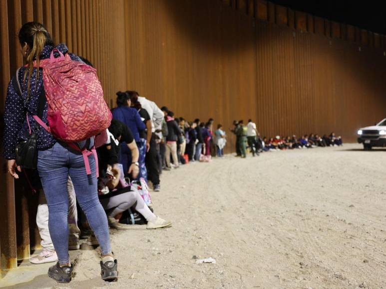 México reporta baja en flujo de migrantes hacia EEUU tras fin del Título 42