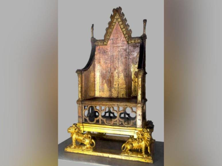 Coronación de Carlos III: la silla de más de 700 años que será el centro de la ceremonia