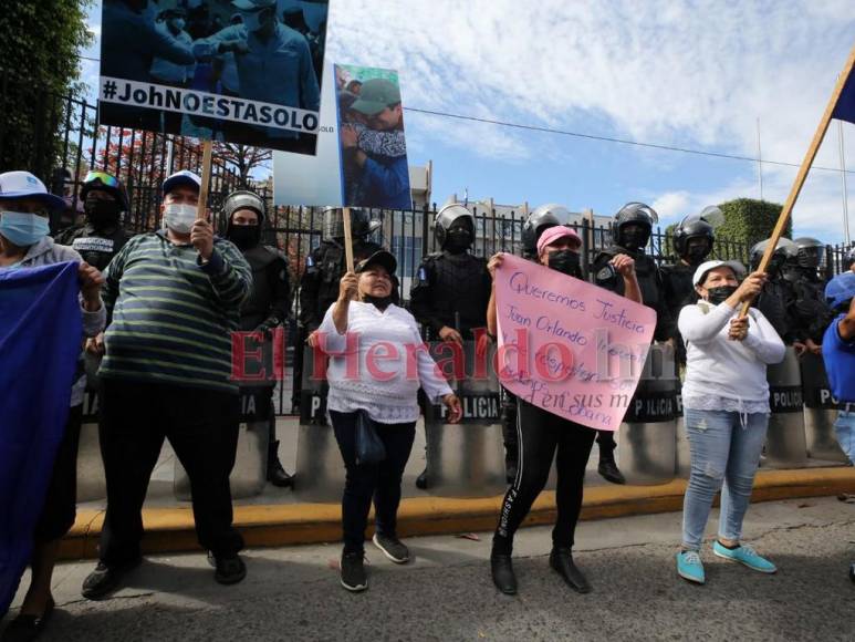 Baile, oraciones y consignas: nacionalistas apoyan a JOH afuera de la CSJ (FOTOS)