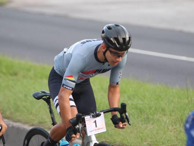 Juventud y tercera edad viven la adrenalina en la Vuelta Ciclística 2022 de EL HERALDO