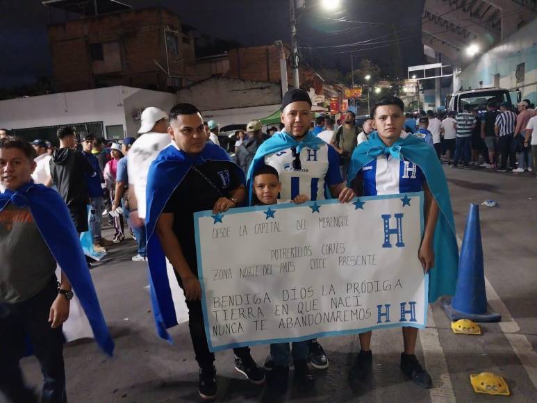 Las mejores pancartas que engalanaron el estadio Nacional en el Honduras-México