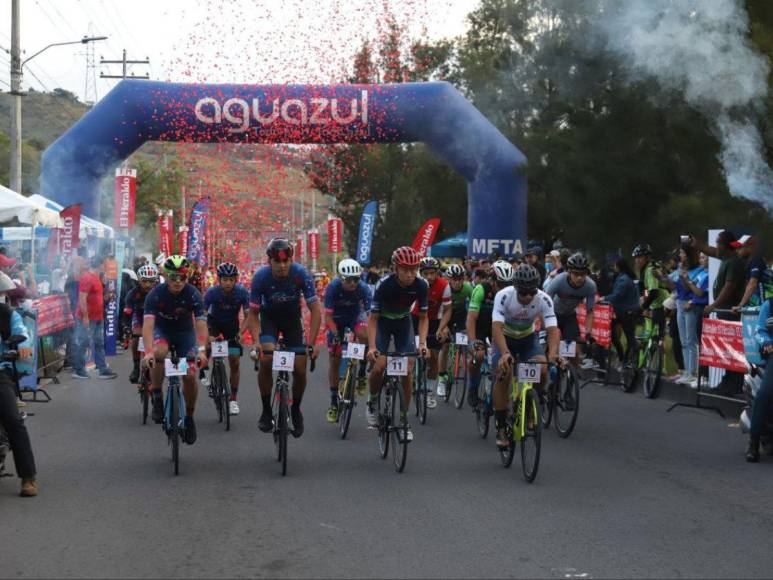 Juventud y tercera edad viven la adrenalina en la Vuelta Ciclística 2022 de EL HERALDO