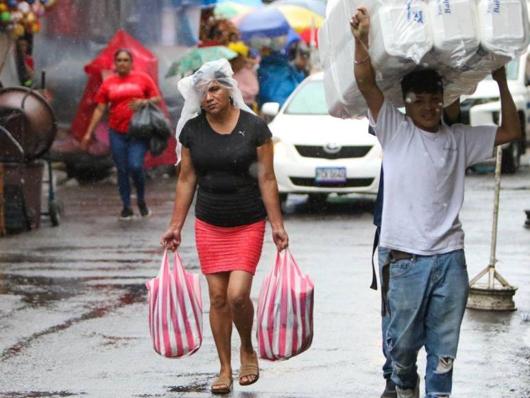 Fuertes lluvias oscurecen Tegucigalpa en pleno mediodía este martes