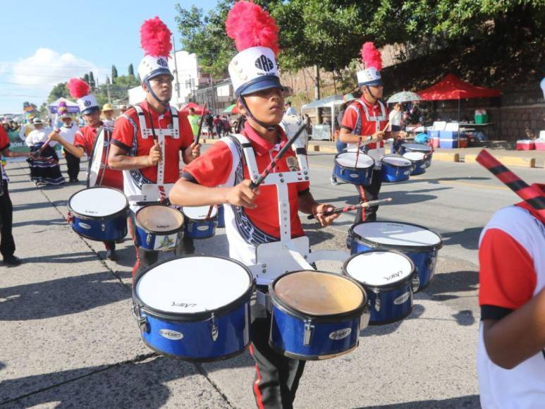 Con fervor y patriotismo, bandas marciales deslumbran este 15 de septiembre