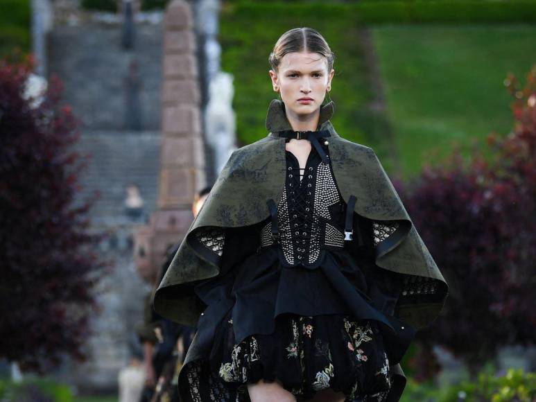 Desfile Dior Cruise 2025: Un derroche de elegancia en Escocia