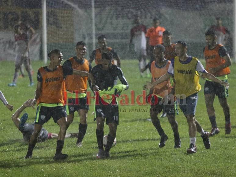 Bajo la lluvia de una noche mágica, Olancho FC festeja ascenso a la Primera División (FOTOS)