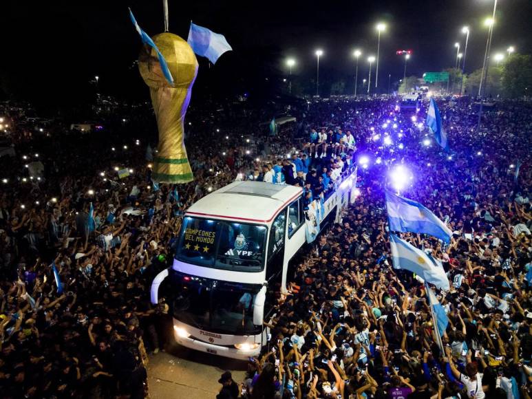 Entre cantos, llanto y fiesta fue recibida la selección de Argentina en Buenos Aires