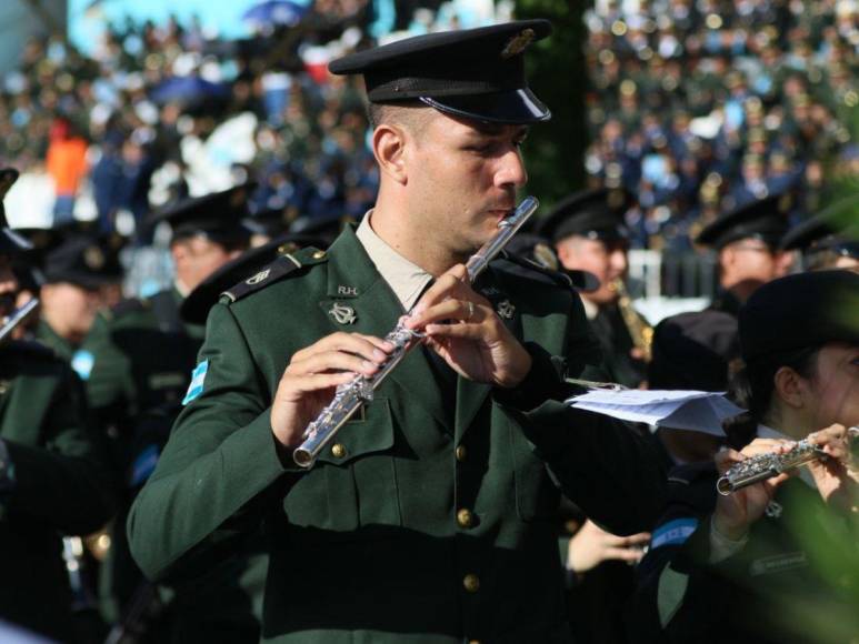 Con fervor y patriotismo, bandas marciales deslumbran este 15 de septiembre