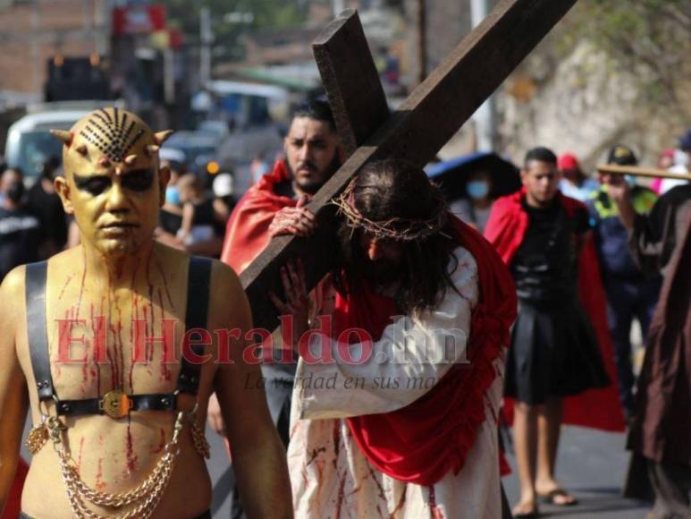 Las impresionantes imágenes del Vía Crucis de la iglesia El Calvario de Comayagüela