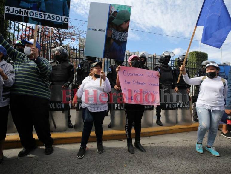 Baile, oraciones y consignas: nacionalistas apoyan a JOH afuera de la CSJ (FOTOS)