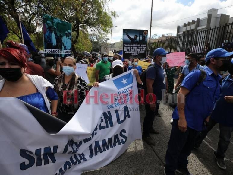 Baile, oraciones y consignas: nacionalistas apoyan a JOH afuera de la CSJ (FOTOS)