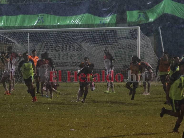 Bajo la lluvia de una noche mágica, Olancho FC festeja ascenso a la Primera División (FOTOS)