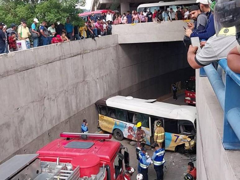 “Prestó el bus al ayudante”: nuevos detalles de la muerte del conductor de rapidito que cayó de puente a desnivel en la capital