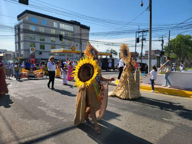 Escuelas de San Pedro Sula rinden homenaje en el 203 aniversario de Independencia Patria