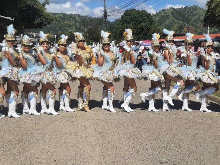 Con hermosas palillonas, juegos tradicionales y representaciones culturales, Danlí celebra la Independencia de Honduras