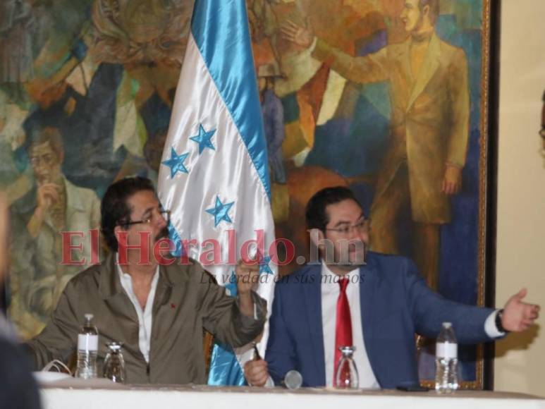 Así estamparon su firma “Mel” Zelaya y Jorge Cálix para acabar con la crisis legislativa