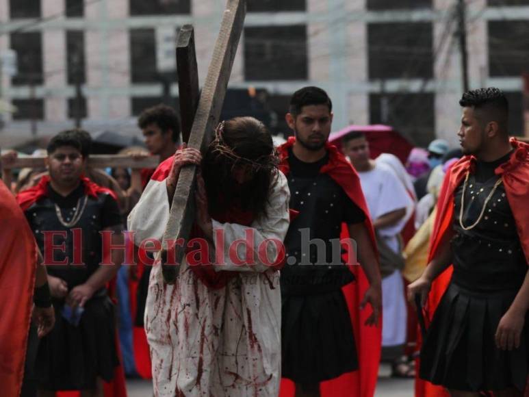 Las impresionantes imágenes del Vía Crucis de la iglesia El Calvario de Comayagüela