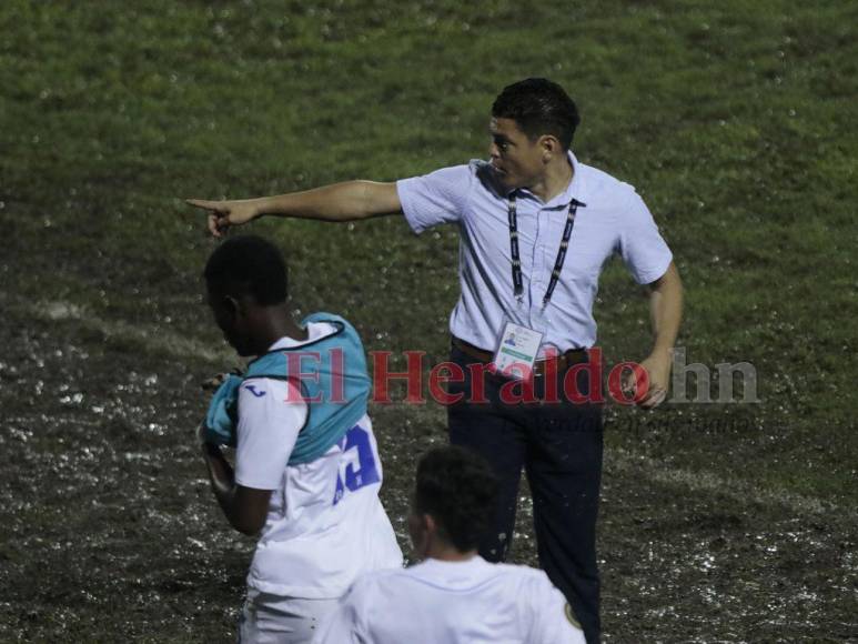 Incesante lluvia, fango y goleada: Así se vivió el triunfo de Honduras ante Jamaica