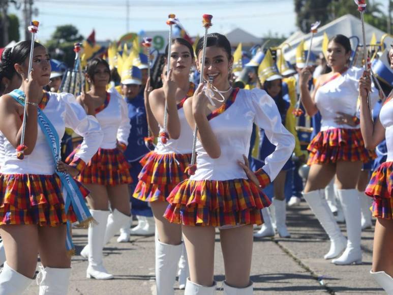 Bellas palillonas resaltan desde tempranas horas en desfiles de la capital