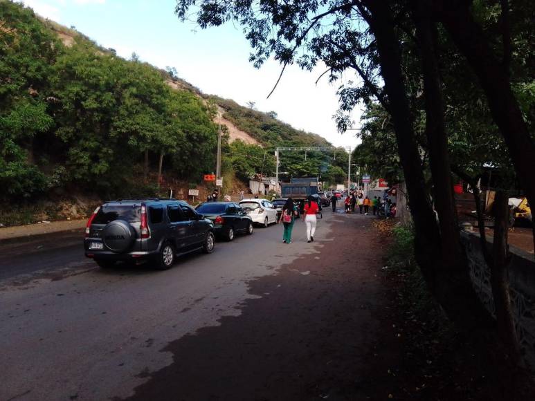 Toma de carretera al sur de la capital provoca caos vehicular