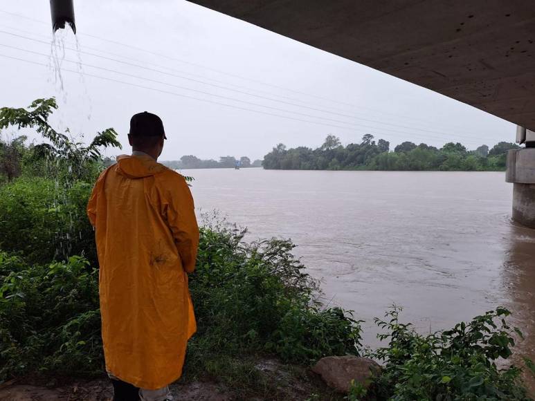 Inundados y sin paso en varios sectores de la zona norte por lluvias