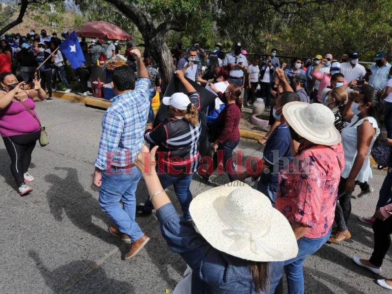 Baile, oraciones y consignas: nacionalistas apoyan a JOH afuera de la CSJ (FOTOS)