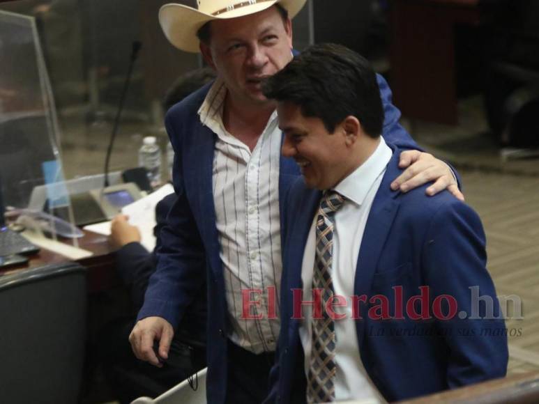 Sin debate, a “silbatazos” y con polémica: Congreso Nacional deroga decreto 100-2021 (Fotos)