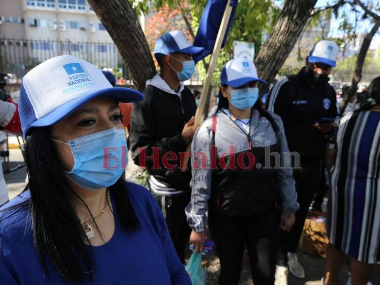 Baile, oraciones y consignas: nacionalistas apoyan a JOH afuera de la CSJ (FOTOS)