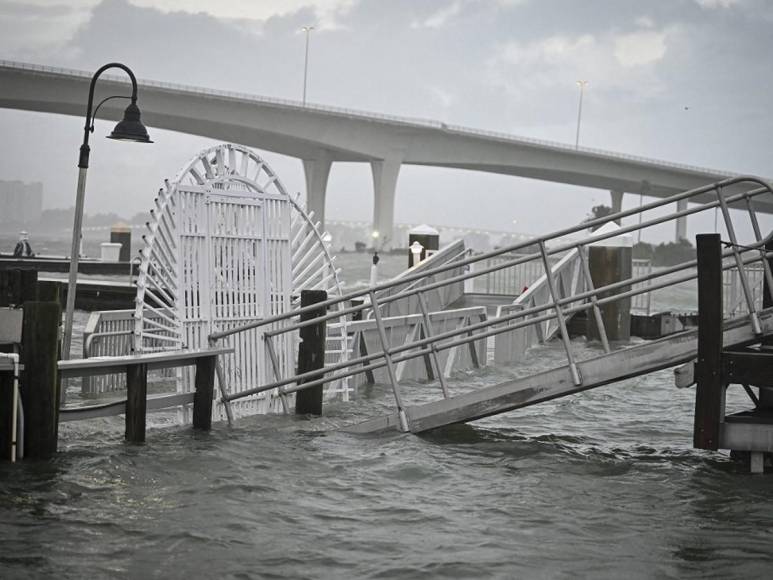 Idalia llega a Florida con tormentas catastróficas y vientos dañinos