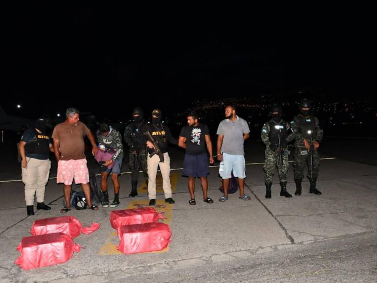 Más de 300 paquetes de cocaína y ocho detenidos: Así fue el traslado de la droga decomisada en el Caribe (Fotos)