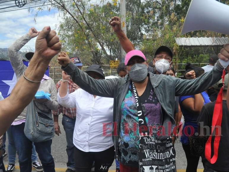 Simpatizantes de JOH protestan frente a la CSJ en apoyo a petición de arresto domiciliario (FOTOS)