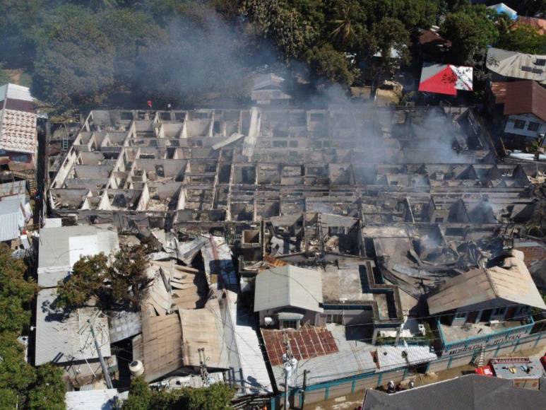 En cenizas, así quedó el Hospital de Roatán tras pavoroso incendio