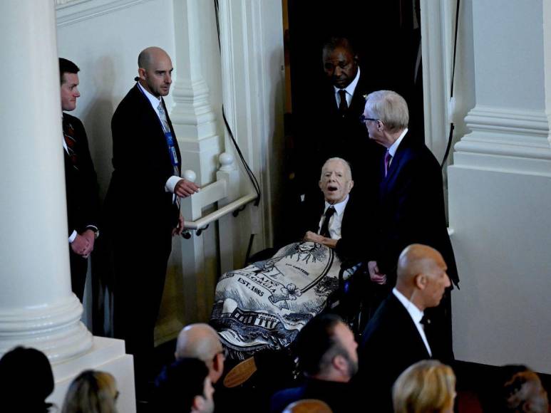 En silla de ruedas y en primera fila, Jimmy Carter da último adiós a su esposa