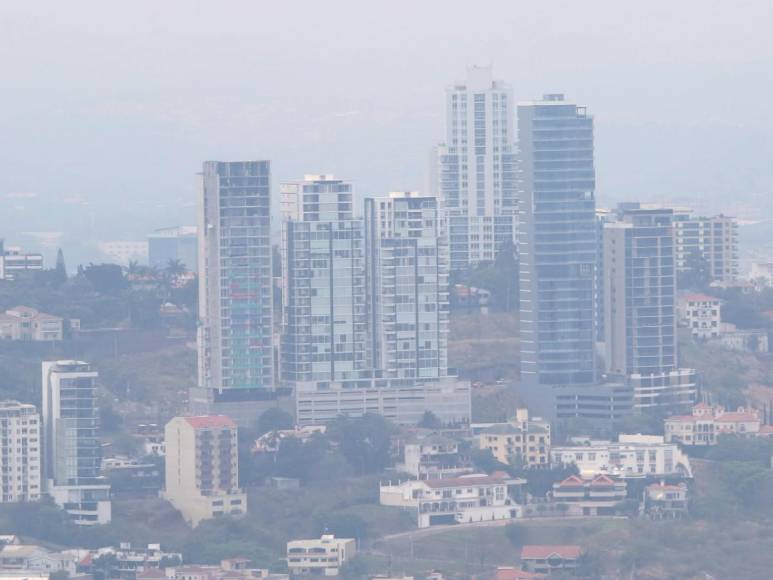 Así se ve la capital escondida en una nube de humo