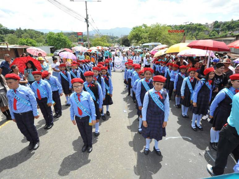 El fervor patrio de los desfiles de centros básicos capturado en 20 imágenes