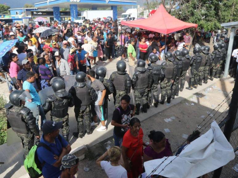 Hermetismo, angustia de familiares y fuerte resguardo militar: las imágenes que dejó la reyerta en cárcel de Comayagua