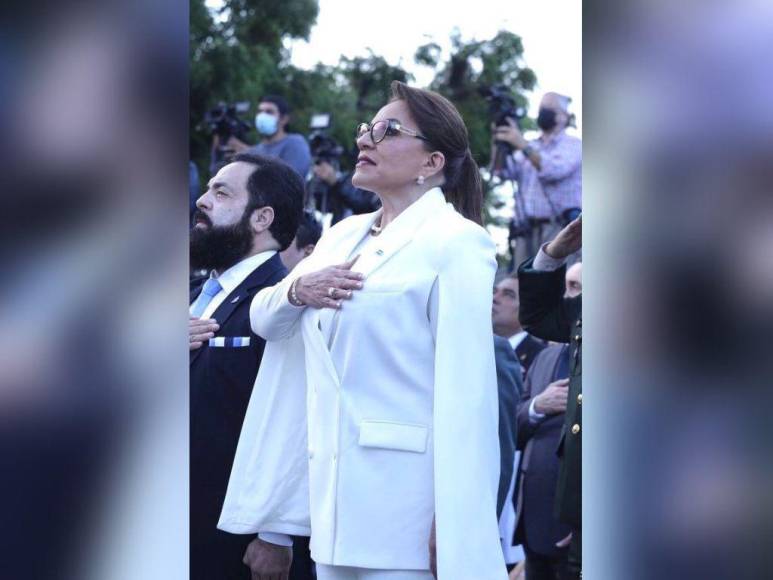 El look de la presidenta Xiomara Castro durante homenaje a la Bandera Nacional